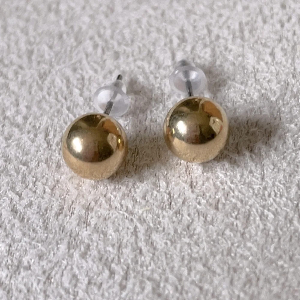 Round gold studs